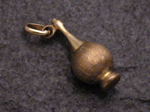Echter Gold Anhänger 333 in Form einer Jeanny Flasche, Größe 23x10 mm, hergestellt von Juwelier Harnisch, edles Schmuckstück für jede Gelegenheit.