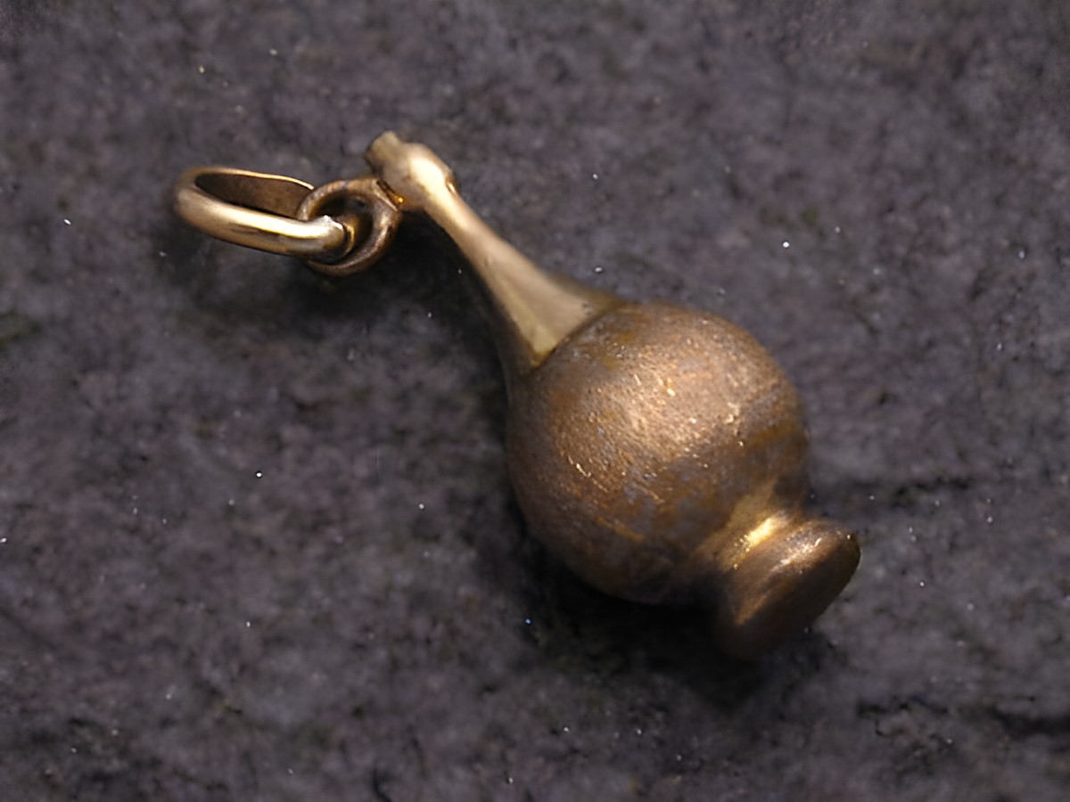 Echter Gold Anhänger 333 in Form einer Jeanny Flasche, Größe 23x10 mm, hergestellt von Juwelier Harnisch, edles Schmuckstück für jede Gelegenheit.