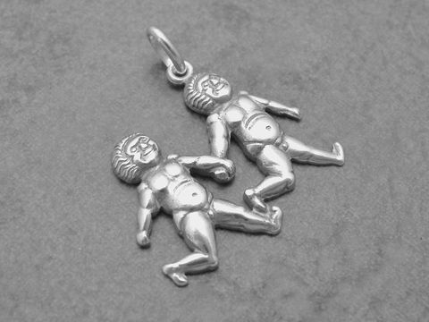 Silber Anhänger mit dem Sternzeichen Zwillinge in 3D-Optik, hergestellt vom Juwelier Harnisch, zeigt zwei verkörperte Zwillinge, die zusammen stehen und symbolisiert die Zwillings-Energie.