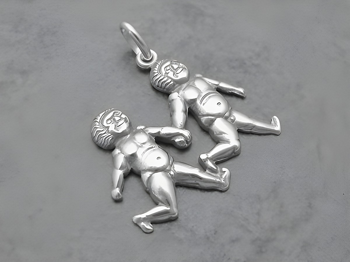 Silber Anhänger mit dem Sternzeichen Zwillinge in 3D-Optik, hergestellt vom Juwelier Harnisch, zeigt zwei verkörperte Zwillinge, die zusammen stehen und symbolisiert die Zwillings-Energie.