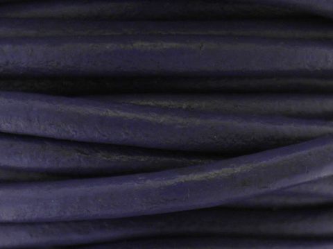 Lederband in Hellviolet mit einer Länge von 26 cm und einer Dicke von 3 mm, ausgestattet mit einem Silber Bajonett, hergestellt von Juwelier Harnisch.