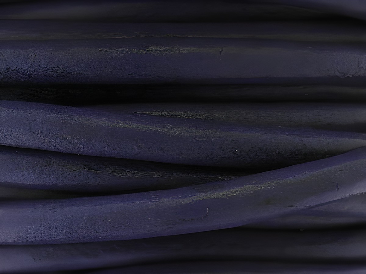 Lederband in Hellviolet mit einer Länge von 26 cm und einer Dicke von 3 mm, ausgestattet mit einem Silber Bajonett, hergestellt von Juwelier Harnisch.