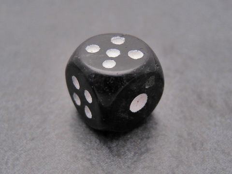Schwarzer Steinwürfel aus Achat mit weißen Augen, hergestellt von Juwelier Harnisch, ideal für Sammler und als dekoratives Element.