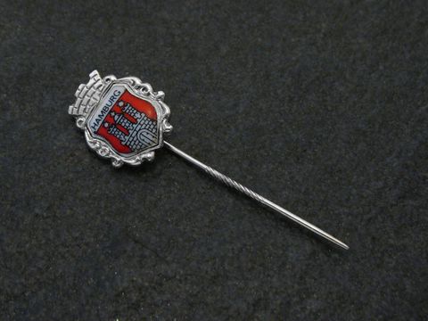 Wappennadel aus echtem Silber mit dem Hamburg Wappen, Hersteller Juwelier Harnisch, als Souvenir aus Hamburg, dekorative Anstecknadel mit feinem Detail.