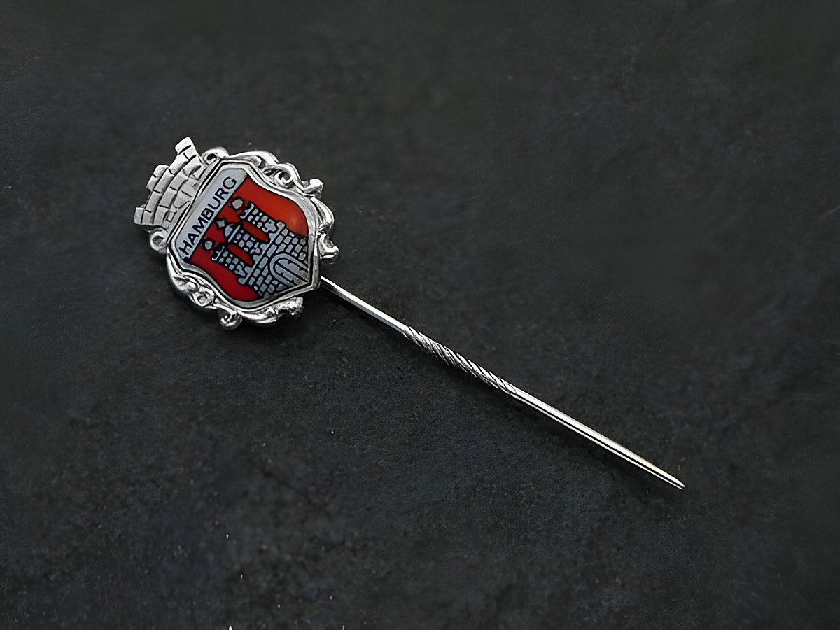 Wappennadel aus echtem Silber mit dem Hamburg Wappen, Hersteller Juwelier Harnisch, als Souvenir aus Hamburg, dekorative Anstecknadel mit feinem Detail.