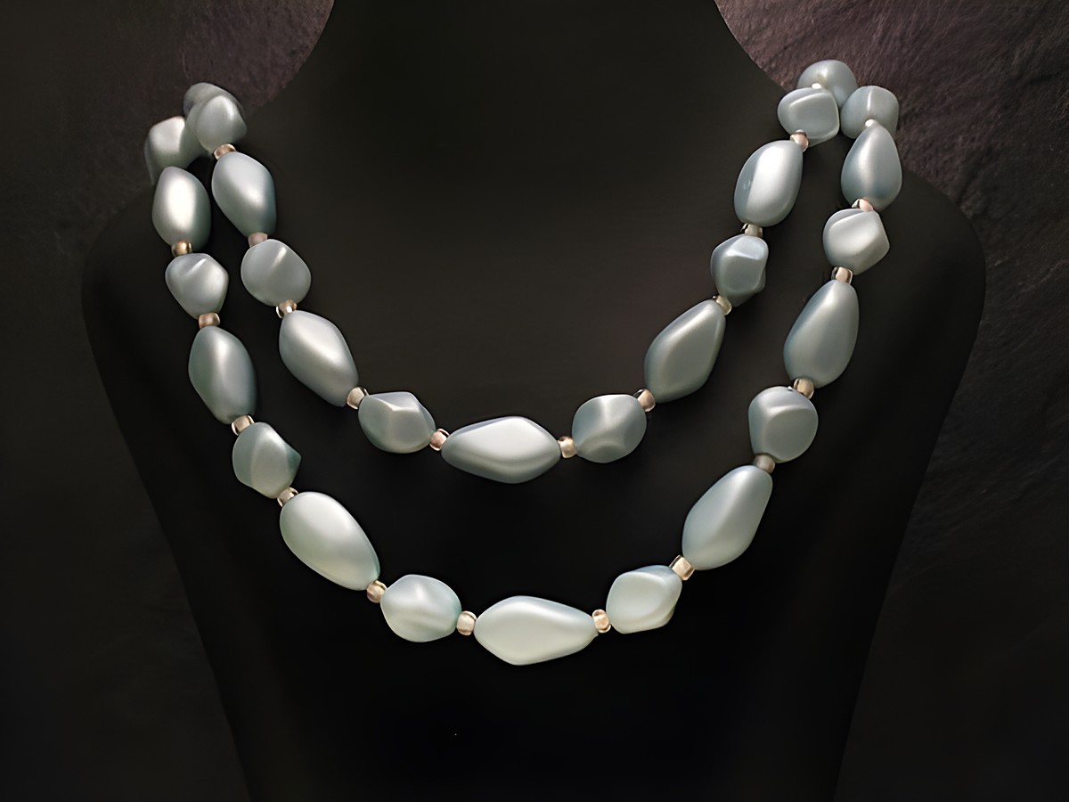 Zweireihige Kette eckige Perlen neu blau, Hersteller Juwelier Harnisch, Perlenketten, elegante und stilvolle Schmuckstück für besondere Anlässe oder als Alltagsaccessoire.