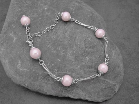 Armband aus 9,3 mm Süßwasser-Perlen in zartem Rosa mit Sterling Silber Elementen, Hersteller Juwelier Harnisch, elegantes Perlenarmband.