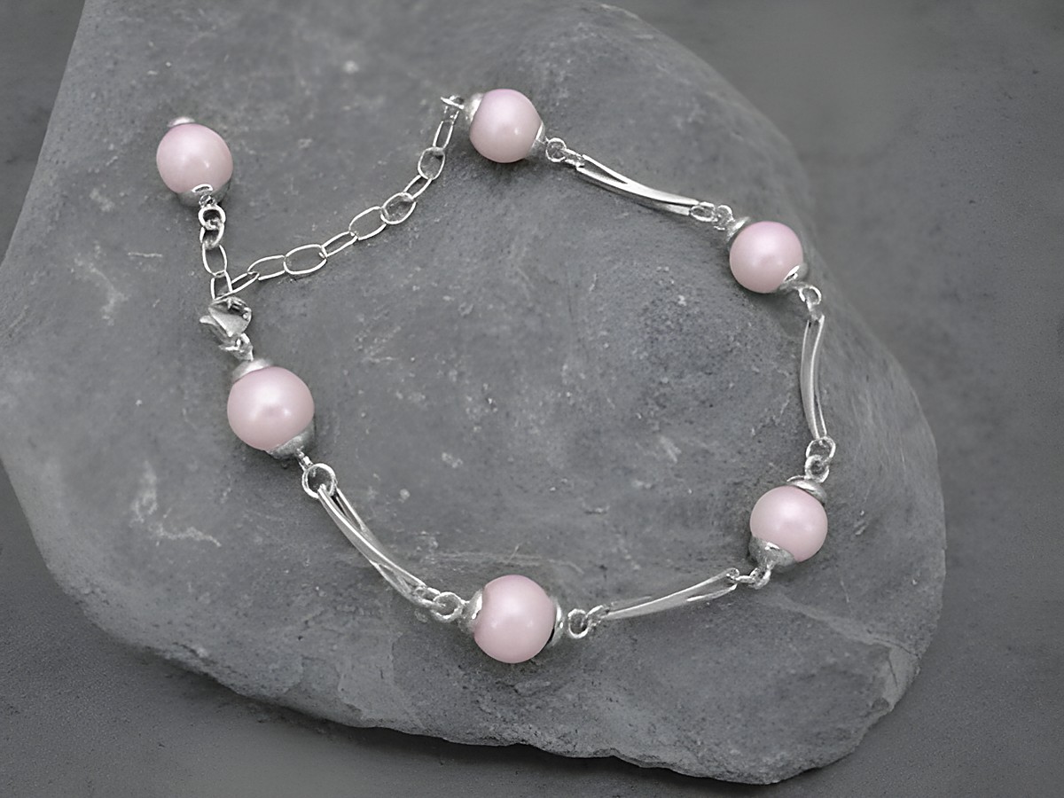 Armband aus 9,3 mm Süßwasser-Perlen in zartem Rosa mit Sterling Silber Elementen, Hersteller Juwelier Harnisch, elegantes Perlenarmband.
