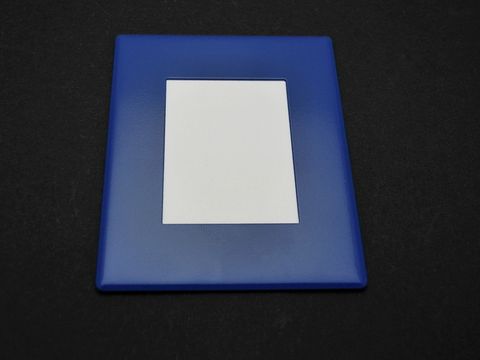 Magnetischer Bilderrahmen in Blau mit den Maßen 7 x 5,5 cm für Bilder der Größe 4 x 3 cm. Der Rahmen bietet die Möglichkeit zur Gravur und ist vom Hersteller Juwelier Harnisch.