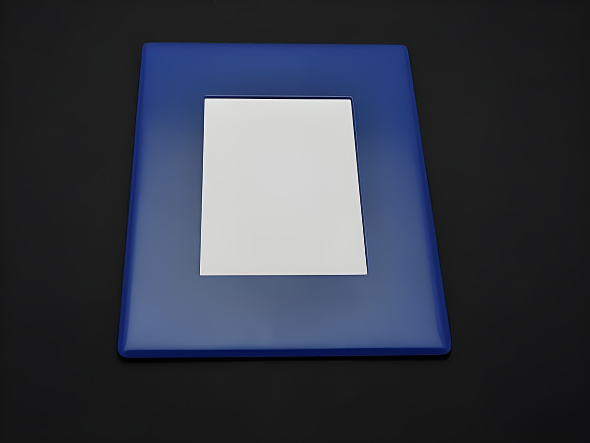 Magnetischer Bilderrahmen in Blau mit den Maßen 7 x 5,5 cm für Bilder der Größe 4 x 3 cm. Der Rahmen bietet die Möglichkeit zur Gravur und ist vom Hersteller Juwelier Harnisch.