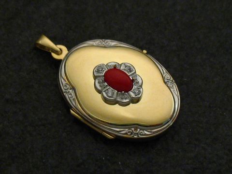 Medaillon aus Gelbgold 585 bicolor mit einem rot korallenfarbenen Cabochon und Brillanten, gefertigt von Juwelier Harnisch, kunstvoll gestaltet und elegant.