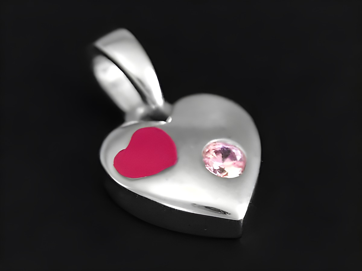 Herzförmiger Silber Anhänger niedlich rhodiniert mit Zirkonia und rosa Lack, Hersteller Juwelier Harnisch, Perlen & Steine.