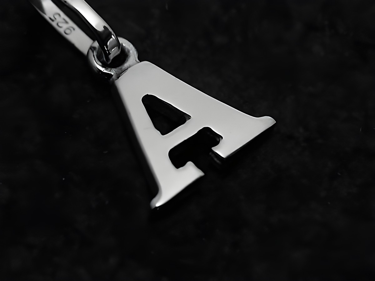 Buchstaben Anhänger A aus 925 Sterling Silber rhodiniert, hergestellt von Juwelier Harnisch, glänzende Oberfläche, geeignet für Schmuckliebhaber.