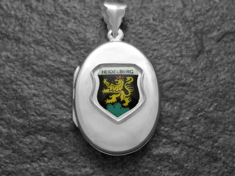 Silberne Medaille mit dem Wappen von Heidelberg, das einen goldenen Löwen auf schwarzem Grund zeigt, umgeben von grünem Schild. Hersteller Juwelier Harnisch, Baden-Württemberg.