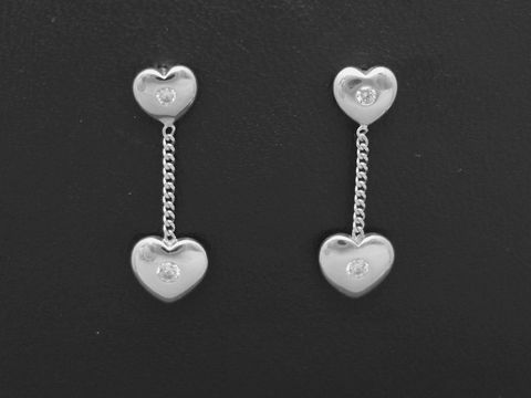Herz an Herz Ohrstecker aus Sterling Silber von Juwelier Harnisch für Kinder, mit funkelnden Zirkonia, verspielt und elegant für junge Mädchen.