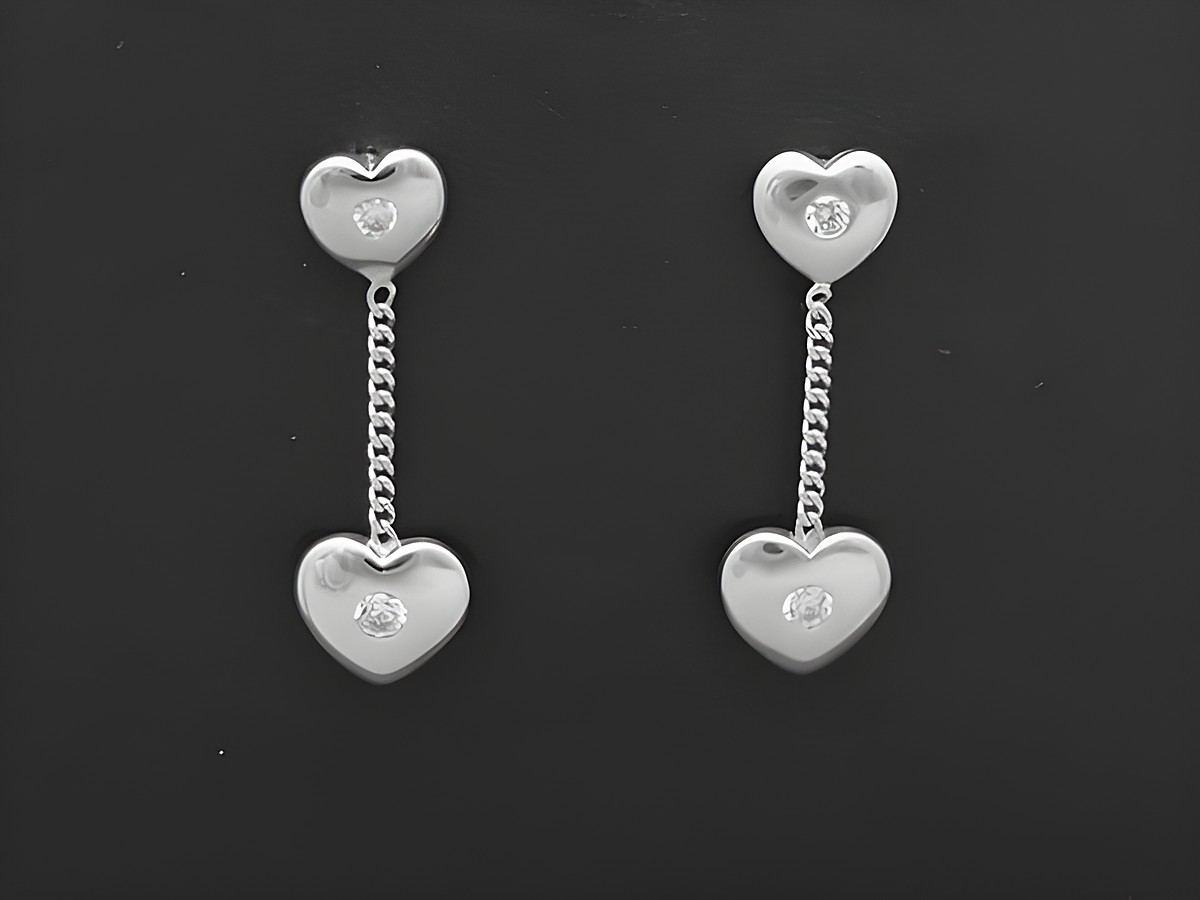 Herz an Herz Ohrstecker aus Sterling Silber von Juwelier Harnisch für Kinder, mit funkelnden Zirkonia, verspielt und elegant für junge Mädchen.