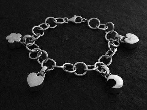 Silberarmband mit Anhängern in Herz- und Blumform, 19 cm lang, Design von Juwelier Harnisch, ohne Stein.