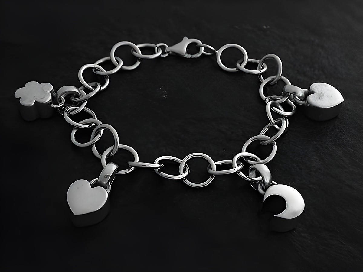 Silberarmband mit Anhängern in Herz- und Blumform, 19 cm lang, Design von Juwelier Harnisch, ohne Stein.