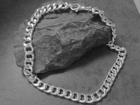 Panzerkette Kette 60 cm aus rhodiniertem Sterling Silber mit einer Breite von 12,3 mm und einem Gewicht von 74,7 g, Hersteller Juwelier Harnisch, starkes Design auf schwarzem Hintergrund.