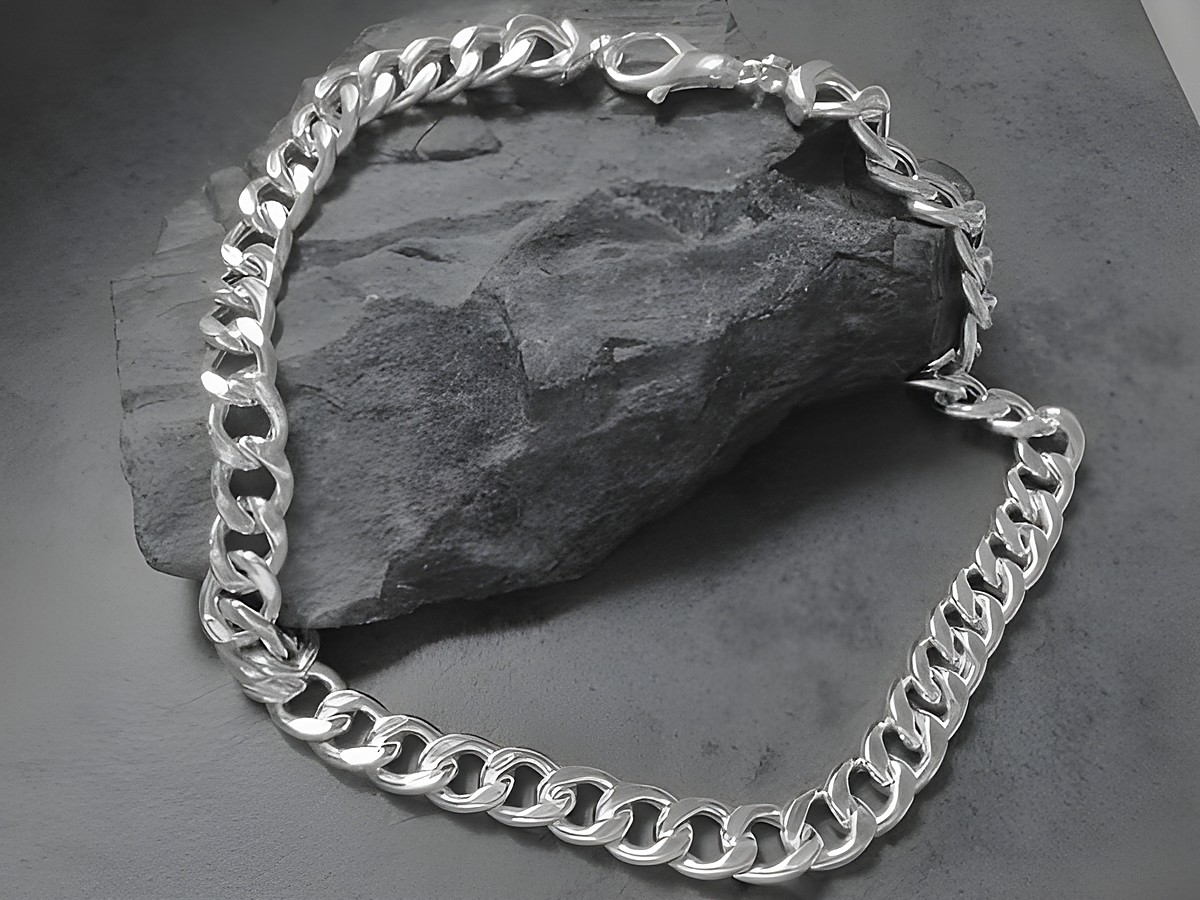 Panzerkette Kette 60 cm aus rhodiniertem Sterling Silber mit einer Breite von 12,3 mm und einem Gewicht von 74,7 g, Hersteller Juwelier Harnisch, starkes Design auf schwarzem Hintergrund. – Ansicht 2