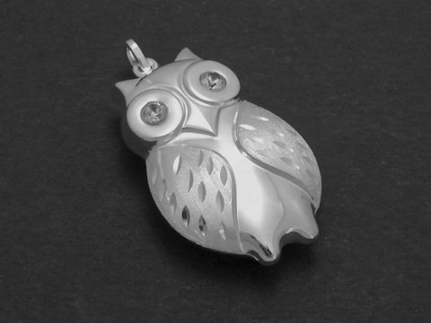 Silber Anhänger in Form einer Eule mit weißem Diamantschliff und Zirkonia, hergestellt von Juwelier Harnisch, perfekt für Tierliebhaber.