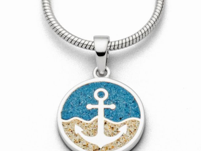 DUR Anhänger Anker P3528 aus Sterling Silber mit blauem und sandfarbenem Design, zeigt ein Ankersymbol vor stilisiertem Wasser und Himmel. Ideal für maritime Schmuckliebhaber.