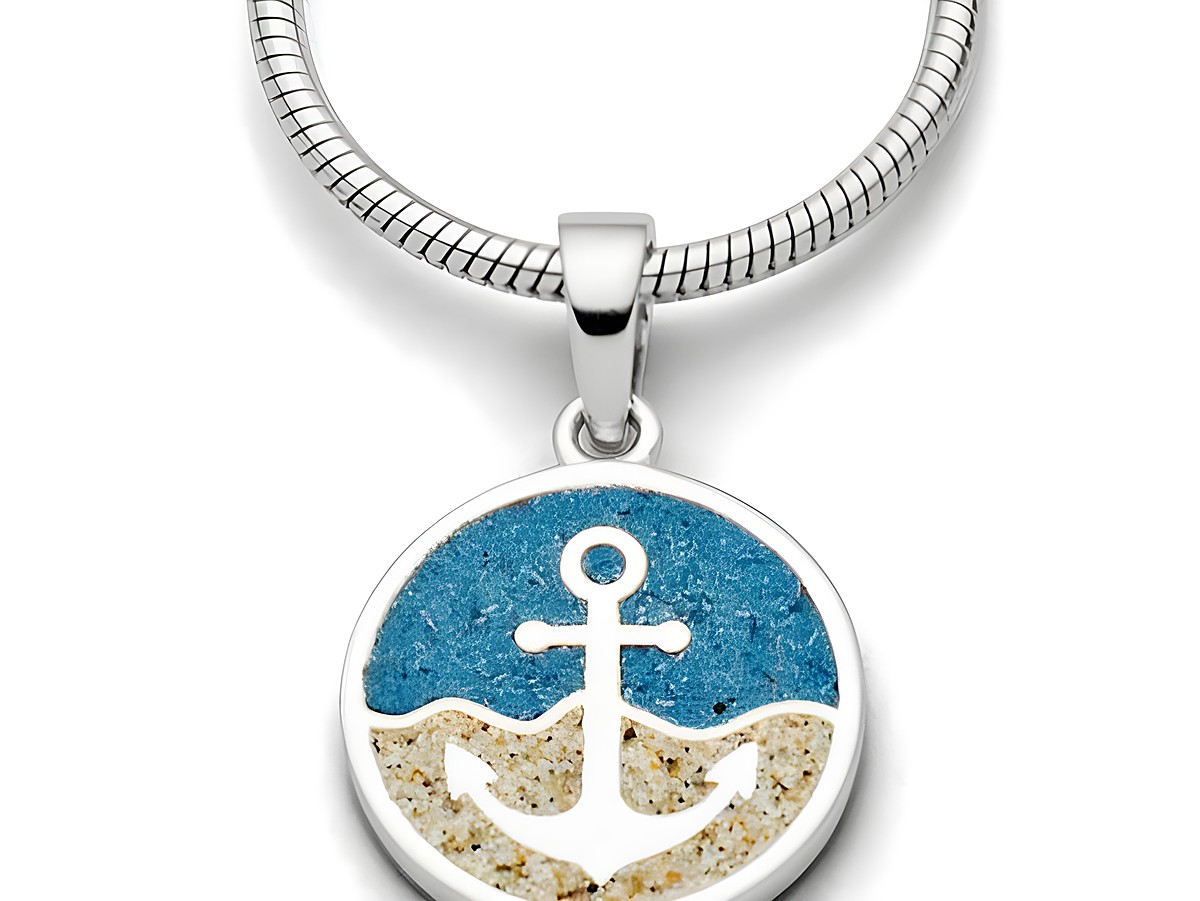 DUR Anhänger Anker P3528 aus Sterling Silber mit blauem und sandfarbenem Design, zeigt ein Ankersymbol vor stilisiertem Wasser und Himmel. Ideal für maritime Schmuckliebhaber.