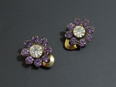 Strass Ohrclips in zartem lila und weiß mit goldfarbener Fassung, Hersteller Juwelier Harnisch, elegant und grazil gestaltet, ideal für besondere Anlässe.