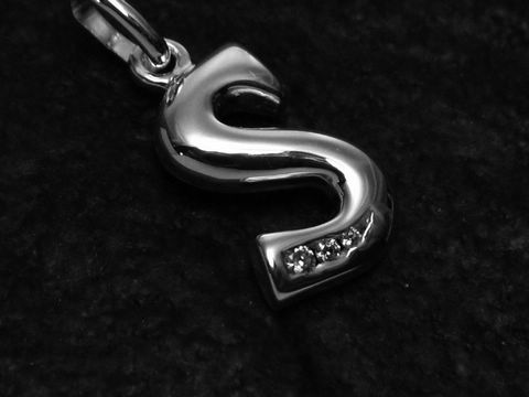 Sterling Silber Buchstaben Anhänger S mit Zirkonia Steinen, Hersteller Juwelier Harnisch, elegant in glänzender Ausführung, ideal als persönliches Schmuckstück oder Geschenk.