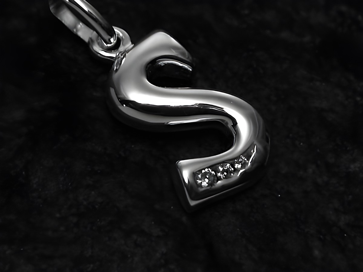 Sterling Silber Buchstaben Anhänger S mit Zirkonia Steinen, Hersteller Juwelier Harnisch, elegant in glänzender Ausführung, ideal als persönliches Schmuckstück oder Geschenk.