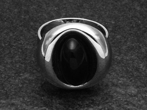 Silberring mit rhodiniertem Finish und einem ovalen, schwarzen Onyx-Stein. Der Ring ist verstellbar und verleiht einen opulenten Look, ideal für stilvolle Anlässe.