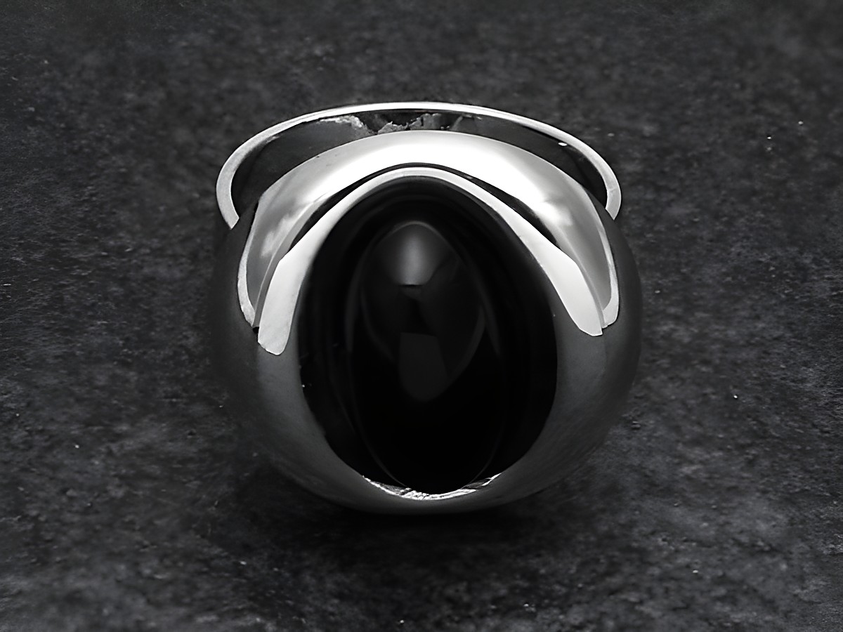 Silberring mit rhodiniertem Finish und einem ovalen, schwarzen Onyx-Stein. Der Ring ist verstellbar und verleiht einen opulenten Look, ideal für stilvolle Anlässe.