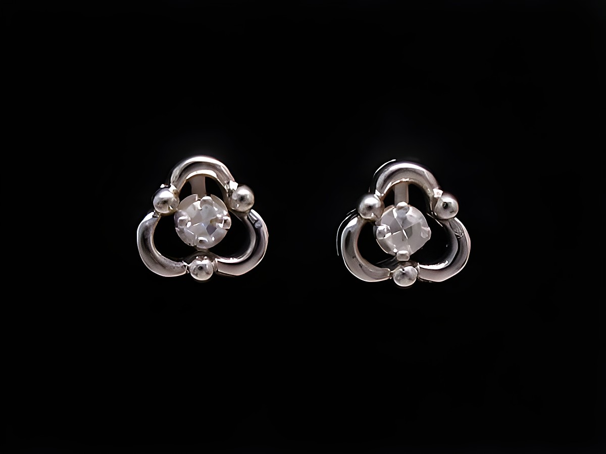 Ohrringe aus Weißgold 585 mit einem Diamanten von 0,06 ct W/P1, gefertigt vom Juwelier Harnisch, elegantes Design mit feinen Details und schimmerndem Stein.