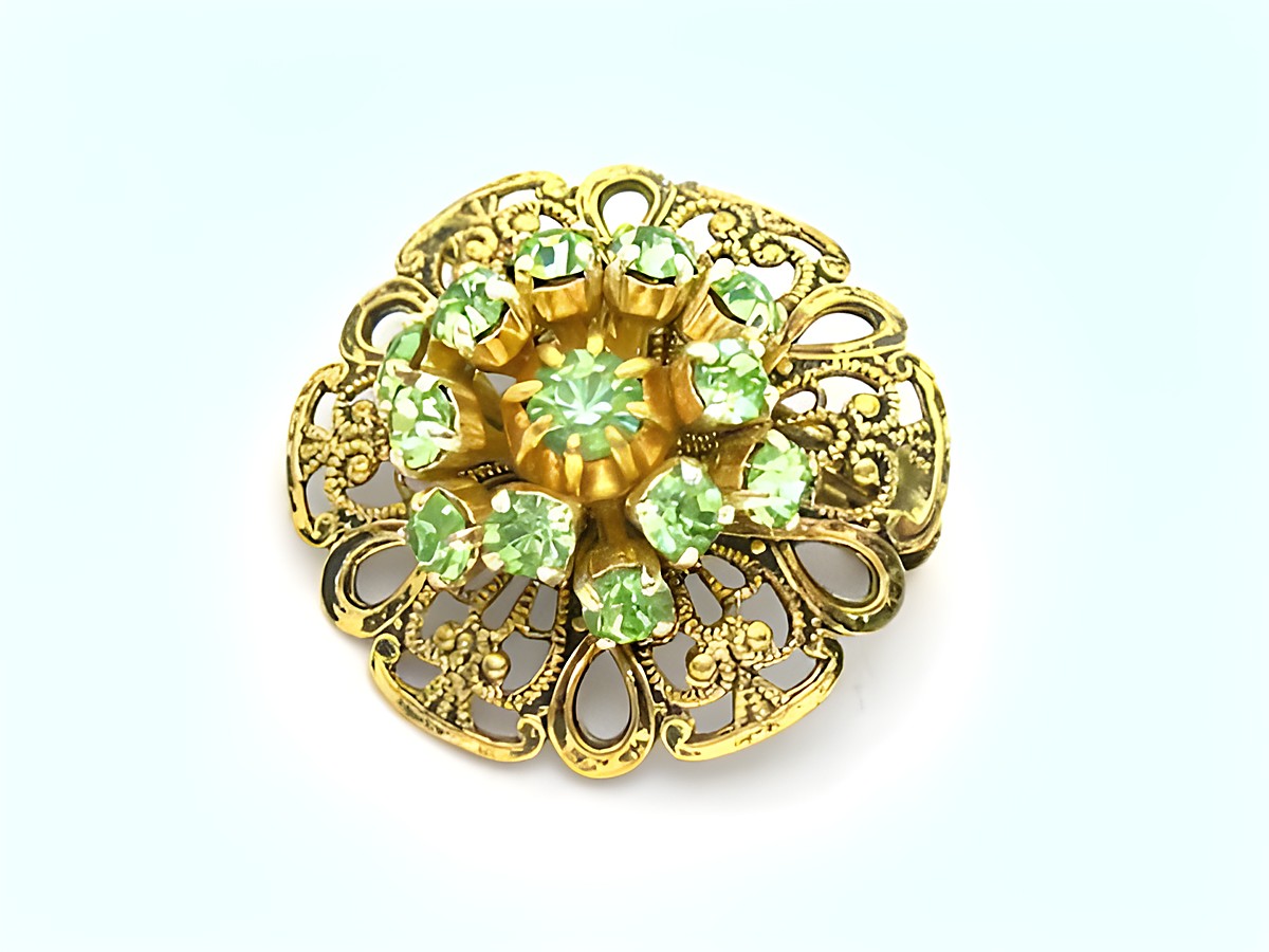 Damen Brosche im Sexy City Look Grün rund, Hersteller Juwelier Harnisch, Strass Brosche mit goldfarbenem Grund und glitzernden grünen Steinen, ideal für elegante Akzente.