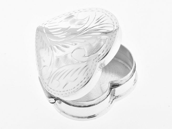Dose Herz Muster aus Silber 925, originell und ohne Stein, Hersteller Juwelier Harnisch, geöffnet mit filigranem Design und glatter Innenseite.