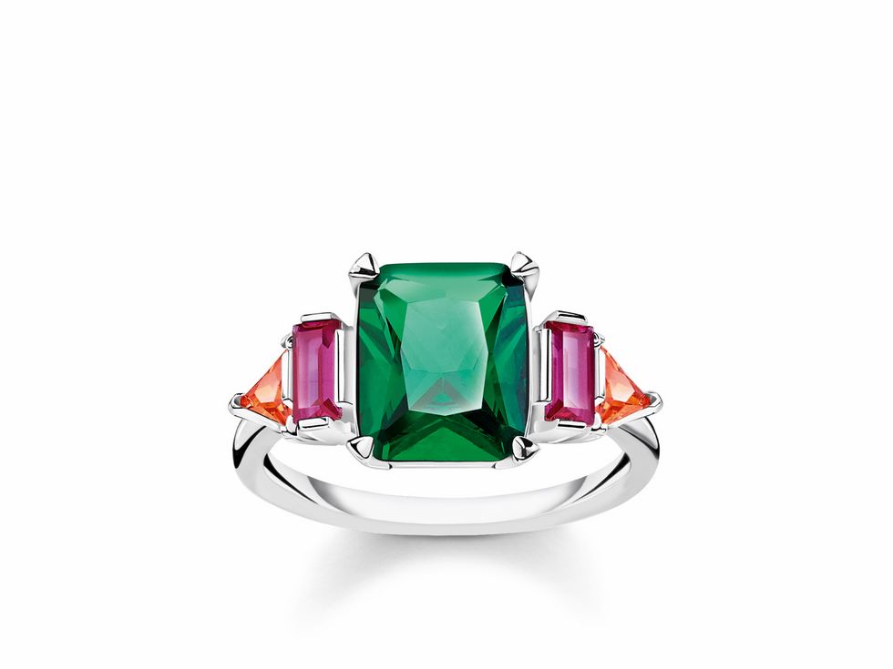 Thomas Sabo Ring TR2262-477-7-50 aus Sterling Silber mit mehrfarbigen Zirkonia. Der Ring zeigt einen grünen, rechteckigen Stein in der Mitte und wird von orangefarbigen und pinken Steinen flankiert. Größe 50.