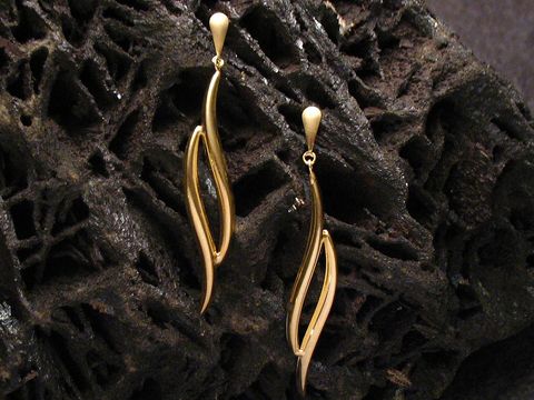 Filigrane Ohrhänger aus echt Gold ohne Stein vom Hersteller Juwelier Harnisch, elegant geschwungenes Design, ideal für besondere Anlässe oder den Alltag.