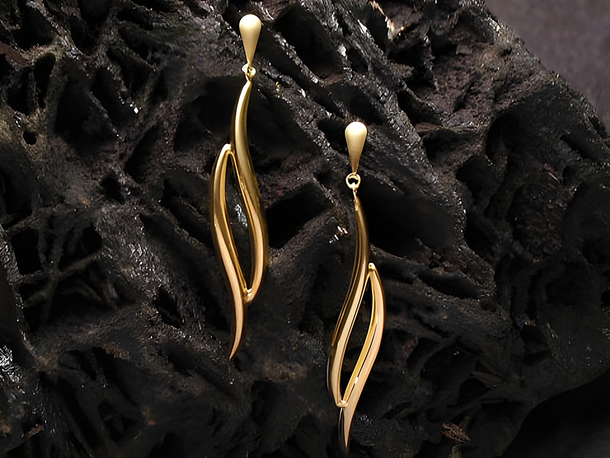 Filigrane Ohrhänger aus echt Gold ohne Stein vom Hersteller Juwelier Harnisch, elegant geschwungenes Design, ideal für besondere Anlässe oder den Alltag.