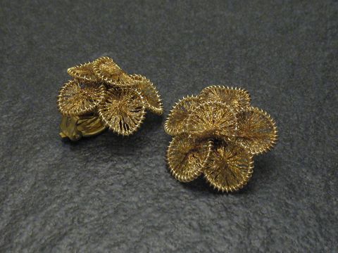 Filigrane Brosche Handarbeit 25x25 mm mit floralem Design in Goldton, Hersteller Juwelier Harnisch, Ohrclip. Elegantes Schmuckstück für besondere Anlässe.