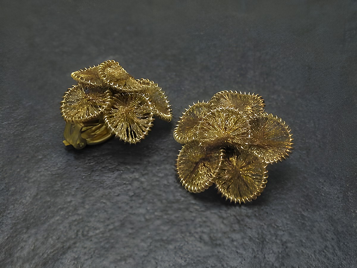 Filigrane Brosche Handarbeit 25x25 mm mit floralem Design in Goldton, Hersteller Juwelier Harnisch, Ohrclip. Elegantes Schmuckstück für besondere Anlässe.