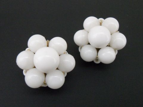 71722-0 Ohrclip in weiß blumig mit goldfarbenen Elementen und synthetischen Zuchtperlen vom Hersteller Juwelier Harnisch. Ideal für elegante Anlässe und stilvolle Akzente.