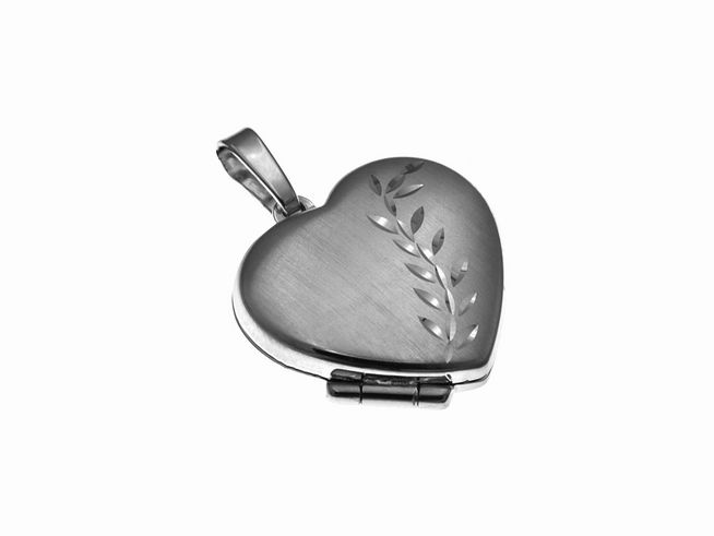 Medaillon in Herzform mit feiner Ranke, aus 925 Sterling Silber, hergestellt von Juwelier Harnisch, elegantes und zeitloses Schmuckstück für besondere Anlässe.
