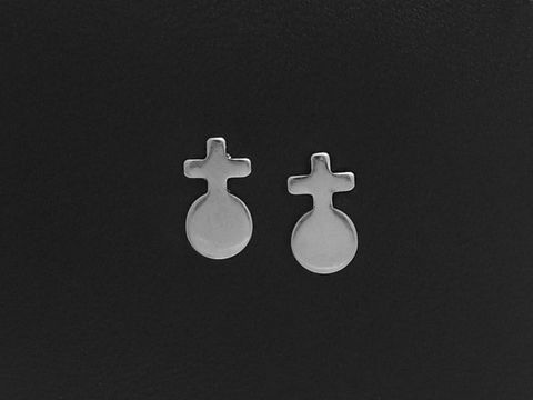 Edelstahl Ohrringe in Form eines Kreuzes auf einer Kugel als Ohrstecker, Hersteller Juwelier Harnisch, glanzvolles Design, ideal für täglich und festliche Anlässe.