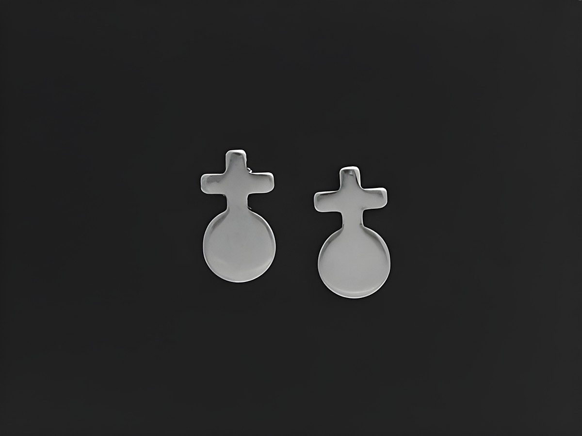 Edelstahl Ohrringe in Form eines Kreuzes auf einer Kugel als Ohrstecker, Hersteller Juwelier Harnisch, glanzvolles Design, ideal für täglich und festliche Anlässe.