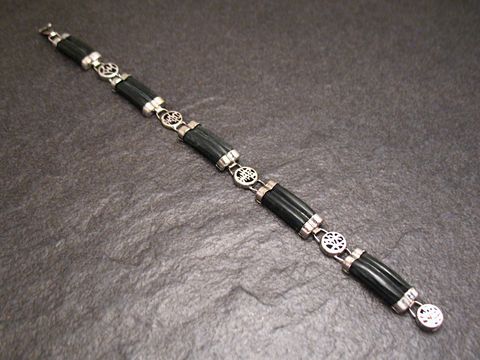 Onyx Armband in mystischem Schwarz mit silberfarbenen Elementen, ausgestattet mit Edelsteinen, Hersteller Juwelier Harnisch, Länge 21 cm.