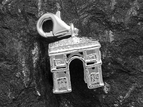 Charm Anhänger in Form des Arc de Triomphe aus Sterling Silber mit Karabiner vom Hersteller Juwelier Harnisch, ideal für individuelle Schmuckstücke.