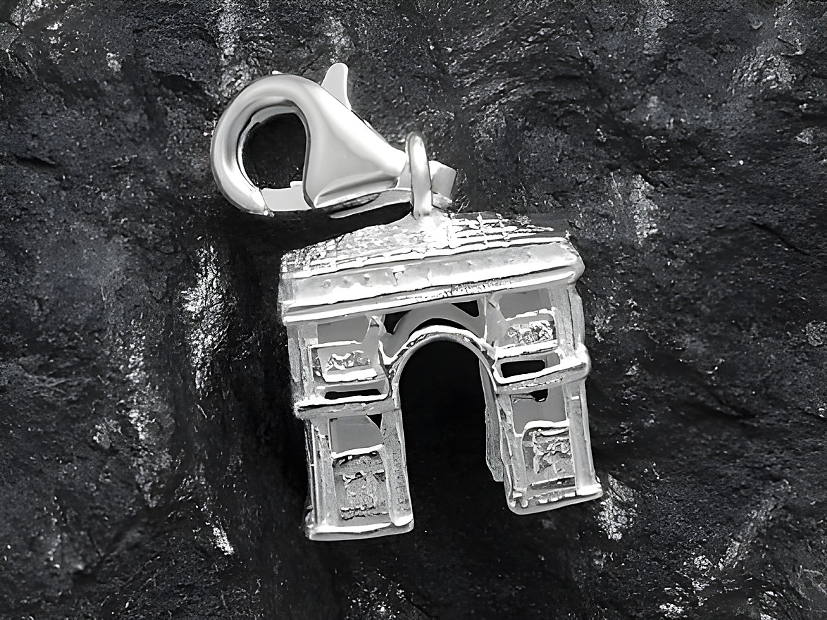 Charm Anhänger in Form des Arc de Triomphe aus Sterling Silber mit Karabiner vom Hersteller Juwelier Harnisch, ideal für individuelle Schmuckstücke.