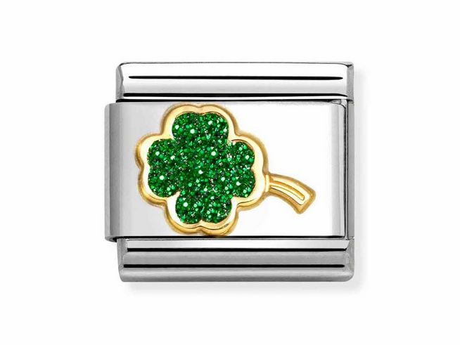 Die Nomination 030220 18 Classic Glücksklee aus Emaille in Grün mit Gelbgold und Edelstahl zeigt ein glitzerndes, grünes Kleeblatt auf einem silbernen Hintergrund.