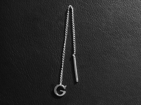 Silber Ohrring mit dem Buchstaben G als Anhänger, eleganter Ohrhänger von Juwelier Harnisch, perfekt für individuelle Akzente und persönliche Stilnote, 1 Stück.