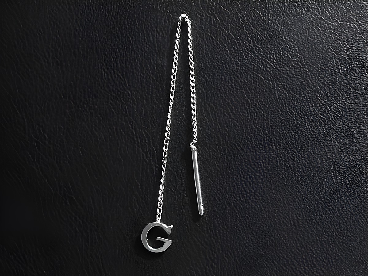 Silber Ohrring mit dem Buchstaben G als Anhänger, eleganter Ohrhänger von Juwelier Harnisch, perfekt für individuelle Akzente und persönliche Stilnote, 1 Stück.